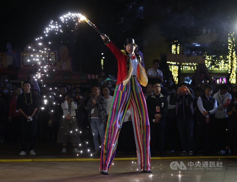 開幕式が行われた14日夜のサーカスショー（中央社記者撮影）
