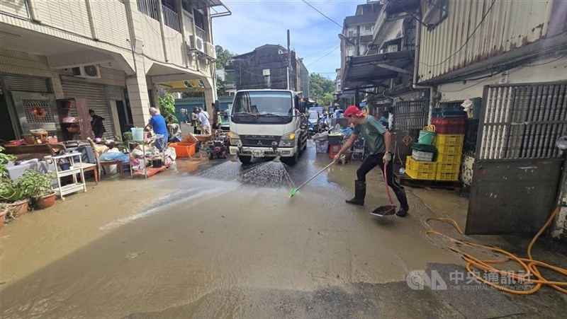 復旧に当たる蘇澳鎮の住民ら（資料）