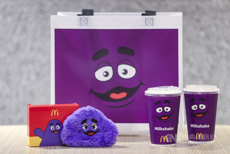 台湾の一部のマクドナルドで約9年ぶりに販売されたマックシェイクと限定販売されたシェイクのキャラクター、グリマスのポーチとバッグ＝2025年11月19日、中央社記者鄭清元撮影
