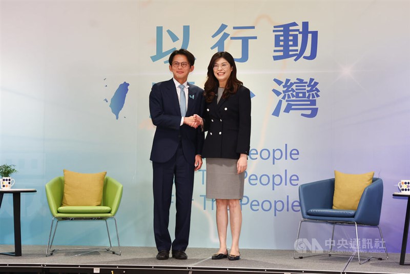 握手を交わす国民党の鄭麗文主席（右）と民衆党の黄国昌主席＝11月19日、新北市