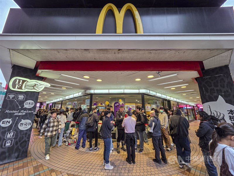 台湾の一部のマクドナルドでマックシェイクが約9年ぶりに販売を開始し、店舗前に長い行列ができた＝2025年11月19日、中央社記者鄭清元撮影