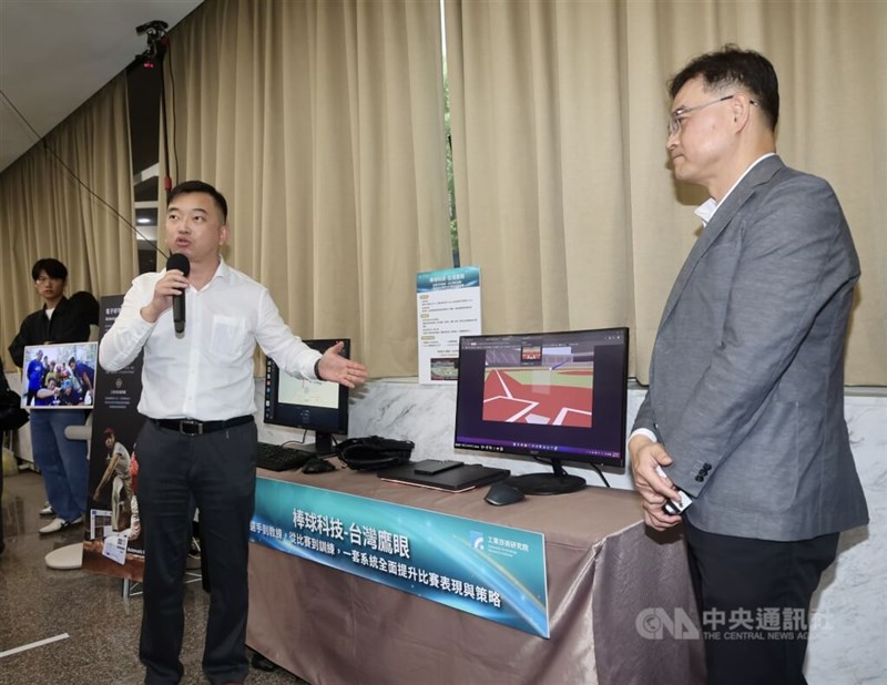 工業技術研究院（ITRI）が開発した野球計測システム「台湾鷹眼」（台湾版ホークアイ）について説明する関係者＝11月17日