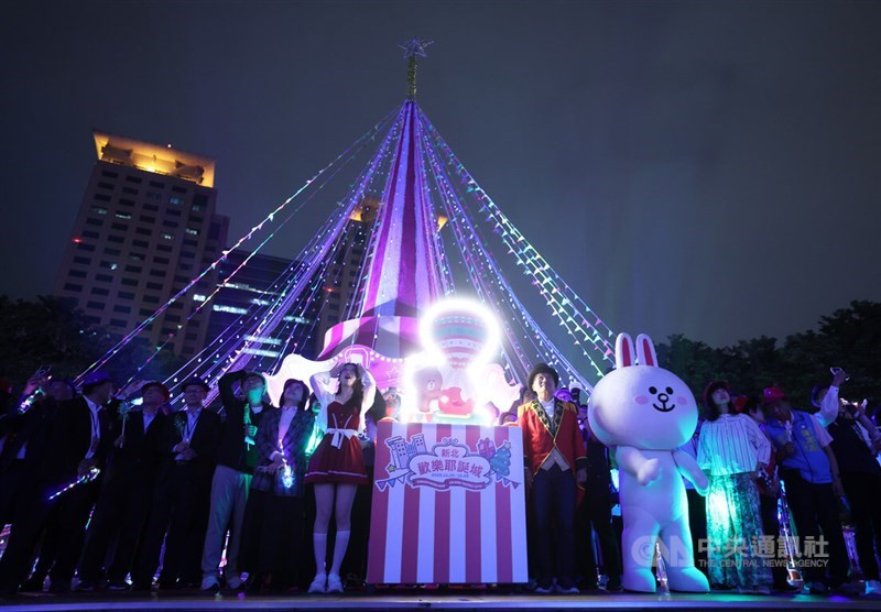 開幕式には侯友宜（こうゆうぎ）市長（前中央の赤い服を着た男性）が出席した（中央社記者撮影）