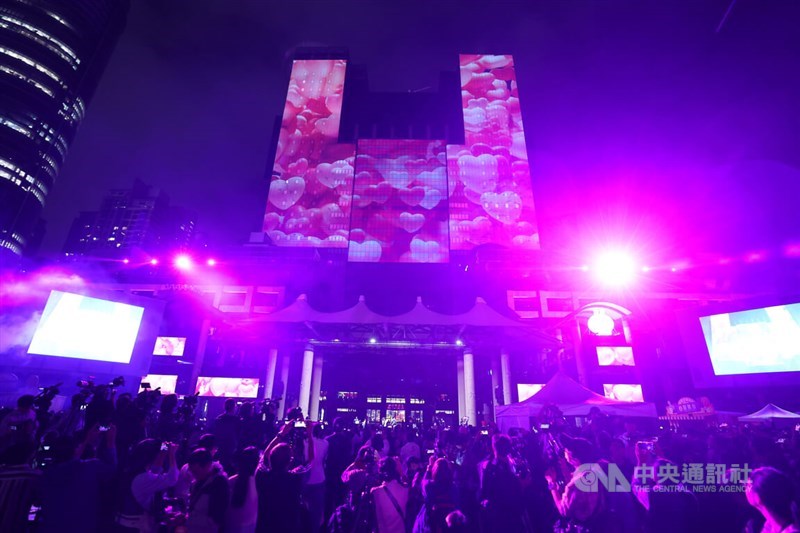 新北市政府ビルの壁一面で光のショーが始まると多くの人がカメラを向けた（中央社記者撮影）