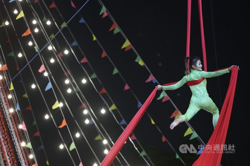 開幕式が行われた14日夜のサーカスショー。圧巻のパフォーマンスに会場からは何度も歓声が上がった（中央社記者撮影）