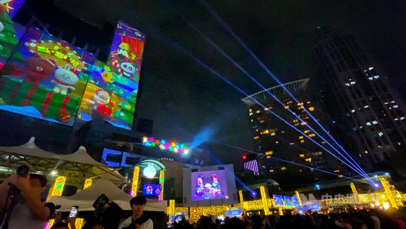 期間中は毎日午後5時30分から同11時まで、毎正時と30分に5分間、メインのツリーや市政府ビルの壁一面で光のショーが繰り広げられる（中央社記者撮影）