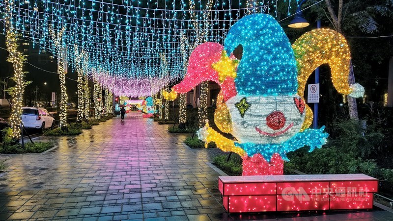 今年のテーマであるサーカスに合わせて、市民広場に設置されたピエロの大型ライト（中央社記者撮影）