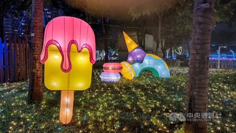 板橋の街を彩る光の装飾（中央社記者撮影）