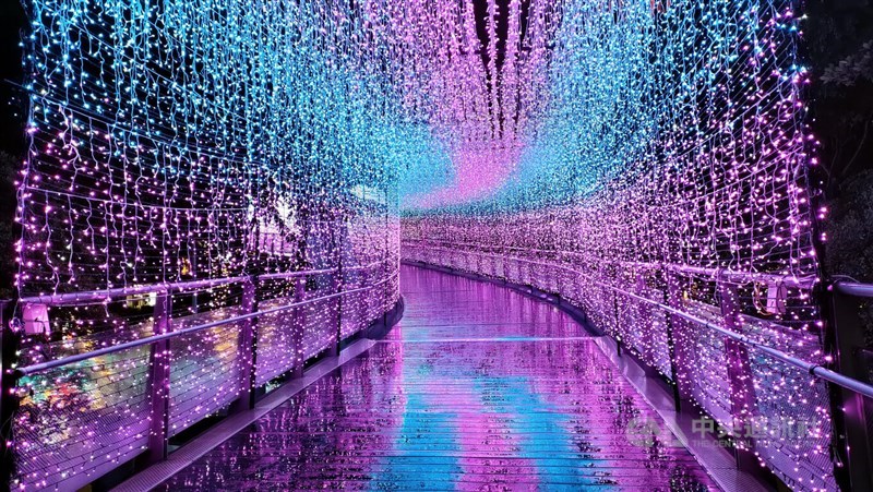 板橋駅前の歩道橋にも明るいイルミネーションがあしらわれている（中央社記者撮影）