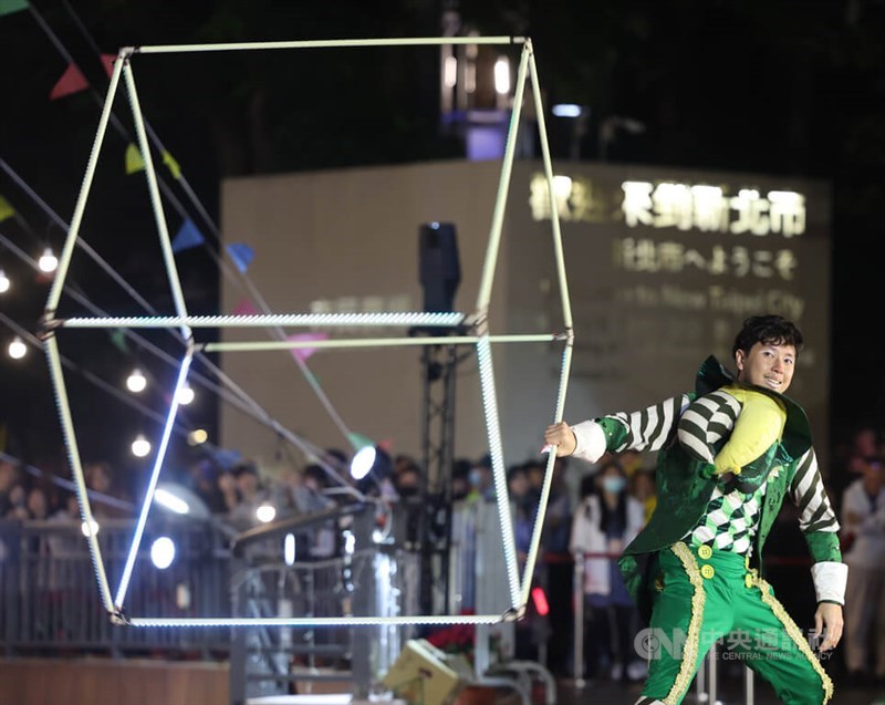 開幕式が行われた14日夜のサーカスショー（中央社記者撮影）