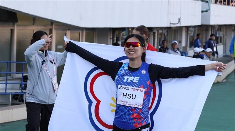 陸上女子100メートルハードルで銀メダルを手にした許楽揮（運動部提供）