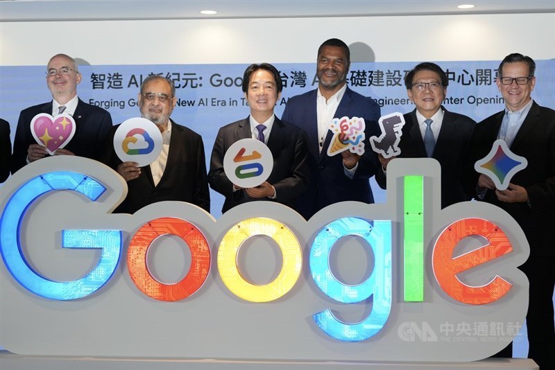 グーグルのAIインフラ研究開発センターの運用開始を祝う式典に出席した頼清徳総統（右から4人目）＝11月20日、台北市