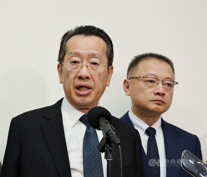 メディアの取材に応じる顧立雄国防部長（左）＝11月19日、台北市