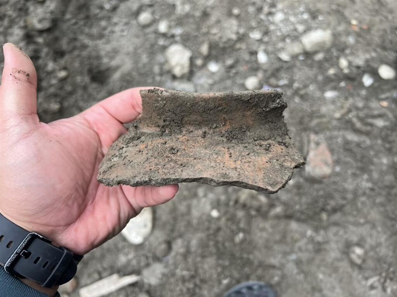 東部・花蓮県吉安郷の住宅建て替え工事現場で見つかった陶片。約800年前のものとみられる＝花蓮県文化局提供