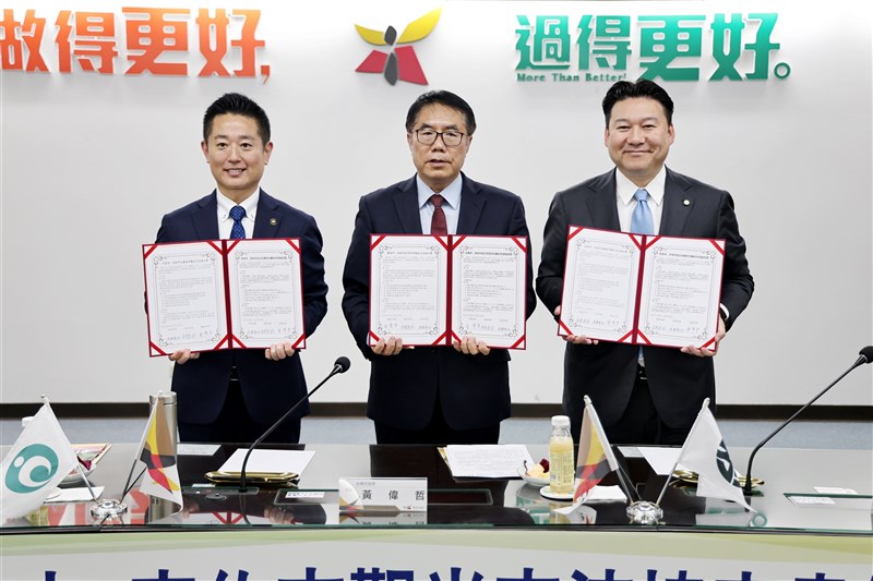 南部・台南市は20日、大分県別府市、同県宇佐市の3市間で観光交流協定書を締結した。協定書には（左から）後藤竜也宇佐市長、黄偉哲台南市長、長野恭紘別府市長が署名した＝台南市政府提供