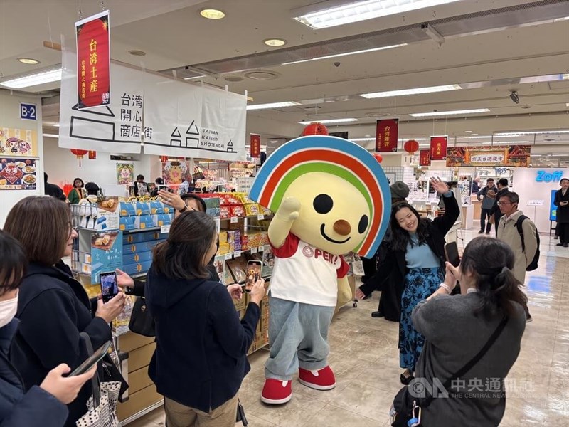 「台湾フェア」の会場に毎日登場する「OPENちゃん」=11月21日、東京・新宿