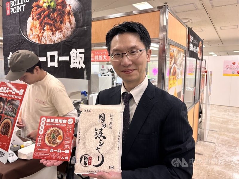 台湾産コメをアピールする雅茗天地グループの林太一さん=11月21日、東京・新宿