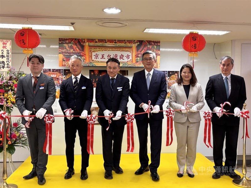 テープカットに臨む周学佑駐日副代表（右から3人目）＝11月21日、東京・新宿