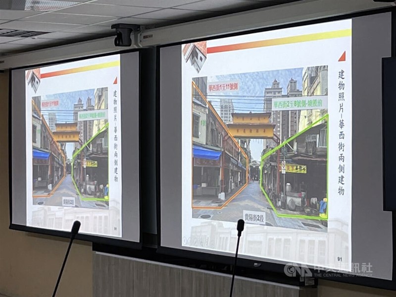 スクリーンに映る台北市華西街の建物＝11月24日、台北市