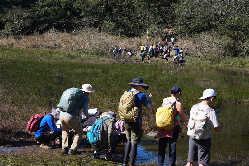 ホウネンエビ観察のために集まった人々=2025年11月23日、中央社記者徐肇昌撮影