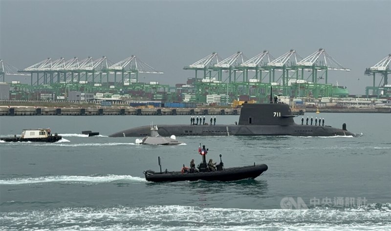 高雄港を出港した海鯤の艦上には、多くの国軍関係者が立つ様子が確認された=11月27日、高雄市