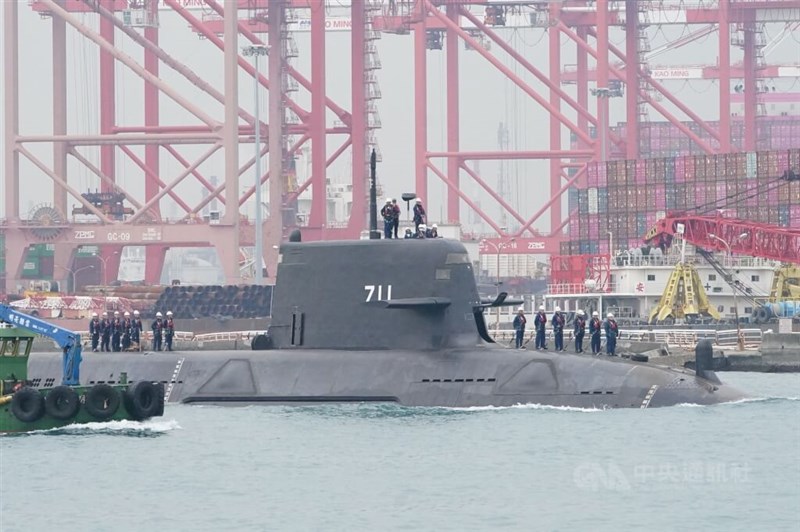 4回目の海上試験を実施した国産潜水艦試作艦「海鯤」=11月27日、高雄市