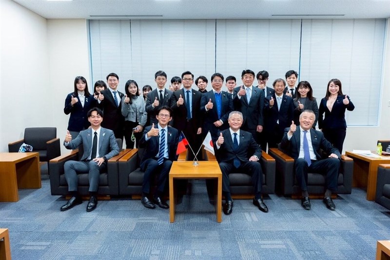 ポーズを決める台湾民衆党の黄国昌主席（手前左から2人目）、日本維新の会の馬場伸幸衆院議員（手前右から2人目）＝11月26日、東京都（民衆党提供）