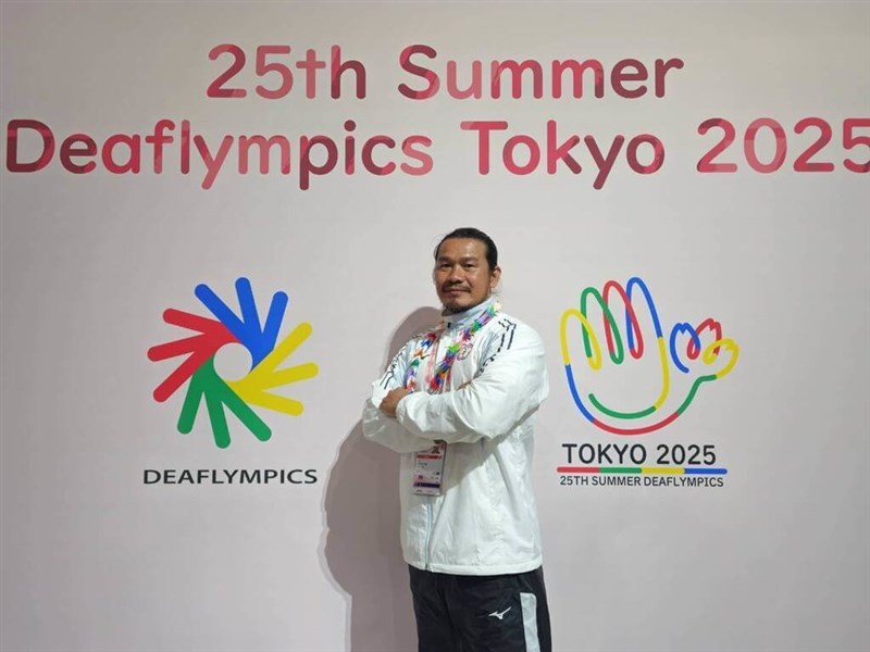 26日の東京デフリンピック閉会式で台湾選手団の旗手を務めた安慶隆さん（運動部提供）