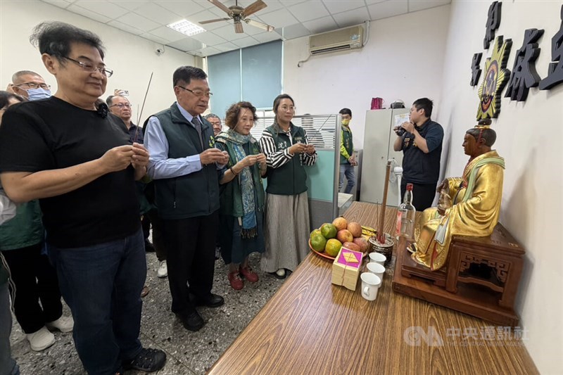 神像の作者、陳啓村さん(左)は26日、九龍太子宮の関係者と台南市政府警察局麻豆分局を訪れた。陳さんは「国家工芸成就獎」を受賞した経験を持つ職人。(写真=中央社記者撮影)
