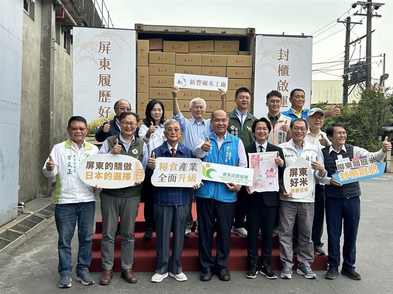 台湾米の日本への出荷を喜ぶ農糧署南区分署の頼明陽分署長（前列中央）、のうけんの宮辻豊代表（前列右から3人目）＝11月27日、屏東県（読者提供）
