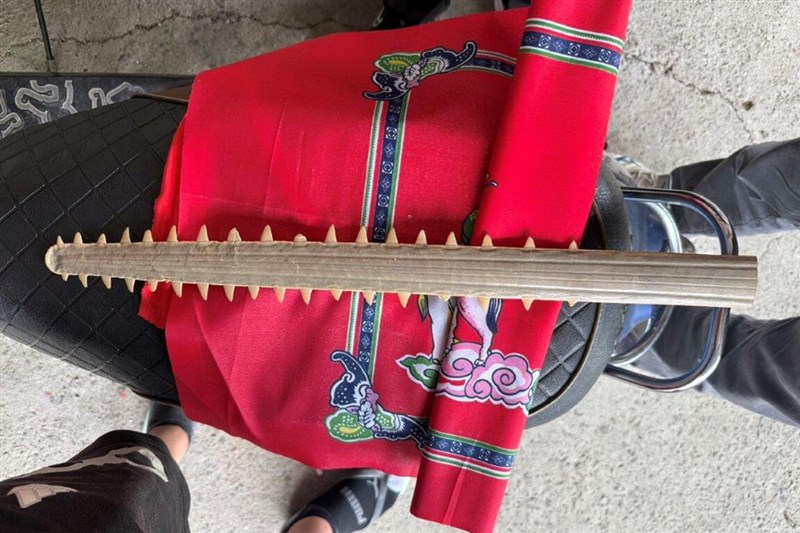 海洋委員会海巡署（海上保安庁に相当）偵防分署北門查緝隊は27日、絶滅の危機に瀕しているノコギリエイの吻（ふん）を剣状に加工して密売したとして、容疑者7人を摘発したと発表した。（写真＝海洋委員会海巡署偵防分署北門查緝隊提供）