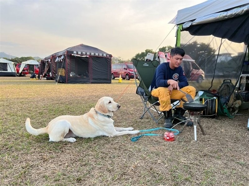 花蓮県消防局の災害救助犬ヒーロー（左）とハンドラーの王沢偉さん（右）＝花蓮県消防局提供