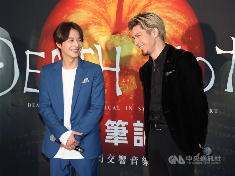 笑い合う小池(左)と柿澤