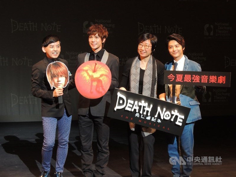 2017年夏の台湾公演をPRする小池(右)、柿澤(左から2人目)=2017年5月2日、台中市