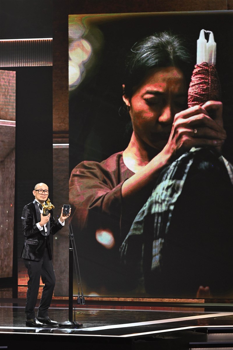 主演女優賞を受賞したファン・ビンビンに代わってステージに立ったチョン・キット・アン（張吉安）監督（台北金馬映画祭実行委員会提供）
