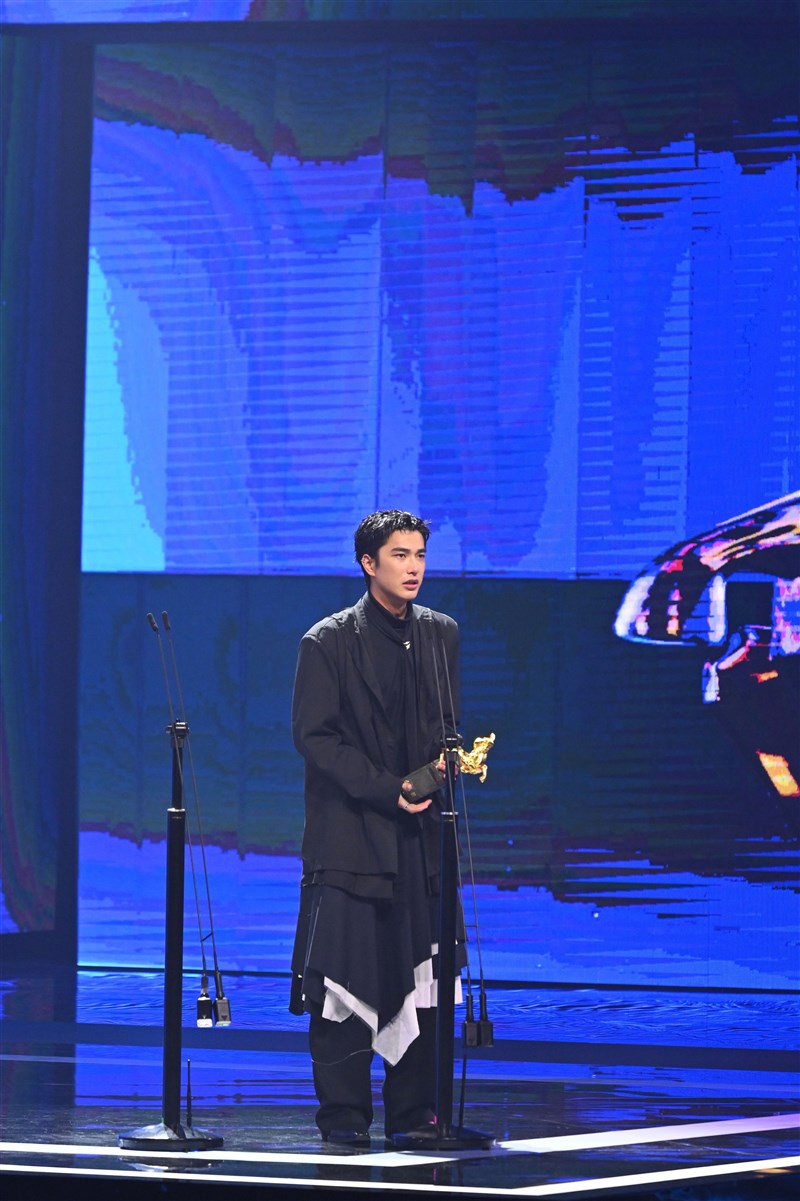 助演男優賞受賞で目を潤ませながらスピーチするツェン・ジンホア（台北金馬映画祭実行委員会提供）