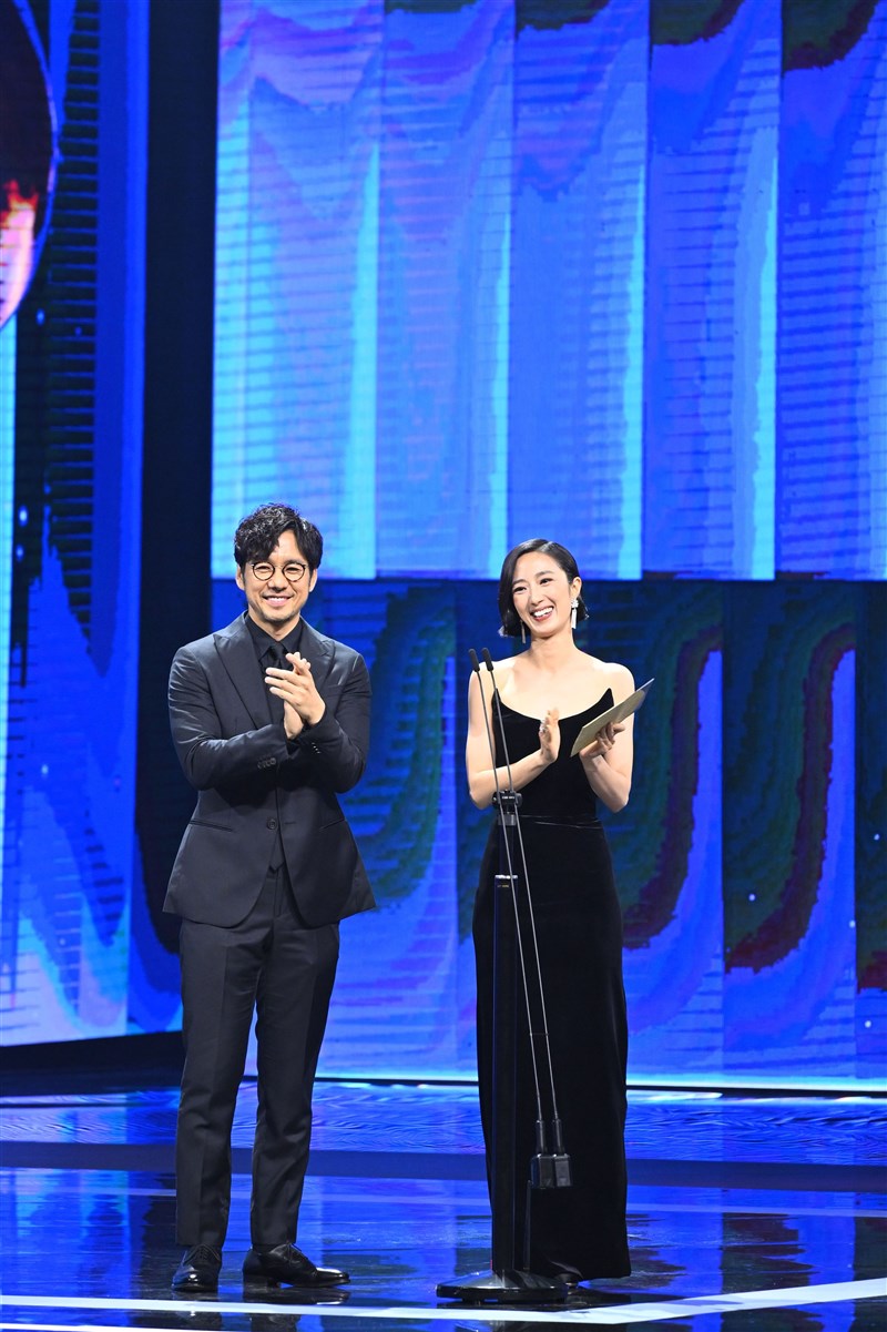 主演男優賞のプレゼンターを務める（左から）西島秀俊、グイ・ルンメイ（台北金馬映画祭実行委員会提供）