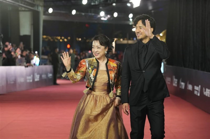 ジュディ・オング（左）とレッドカーペットを歩く西島秀俊（台北金馬映画祭実行委員会提供）