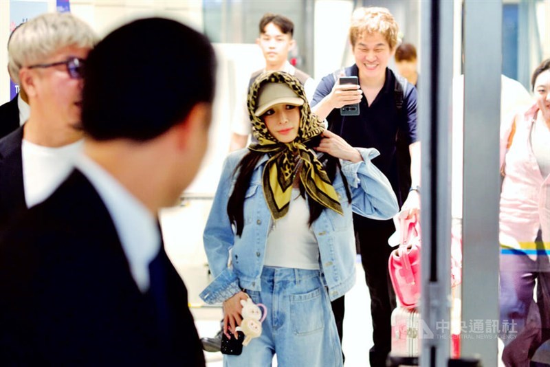 桃園国際空港に到着した浜崎あゆみさん＝2025年7月30日、桃園市