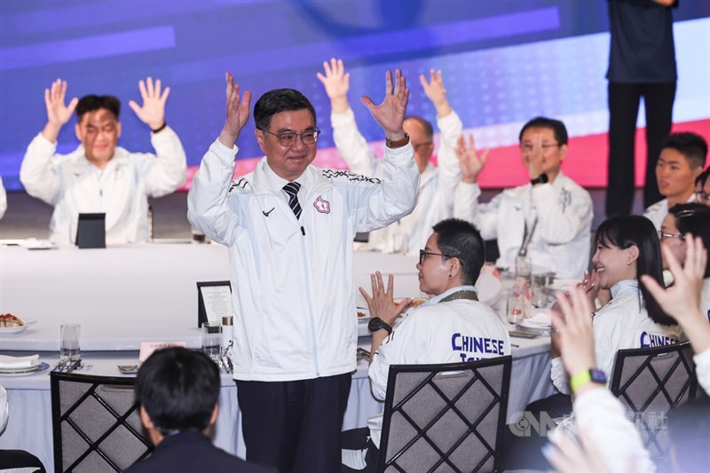 台北市内のホテルで開かれた「東京デフリンピック」台湾代表団の帰国を祝う食事会であいさつする卓栄泰行政院長(中央)=2025年12月2日、中央社記者呉家昇撮影
