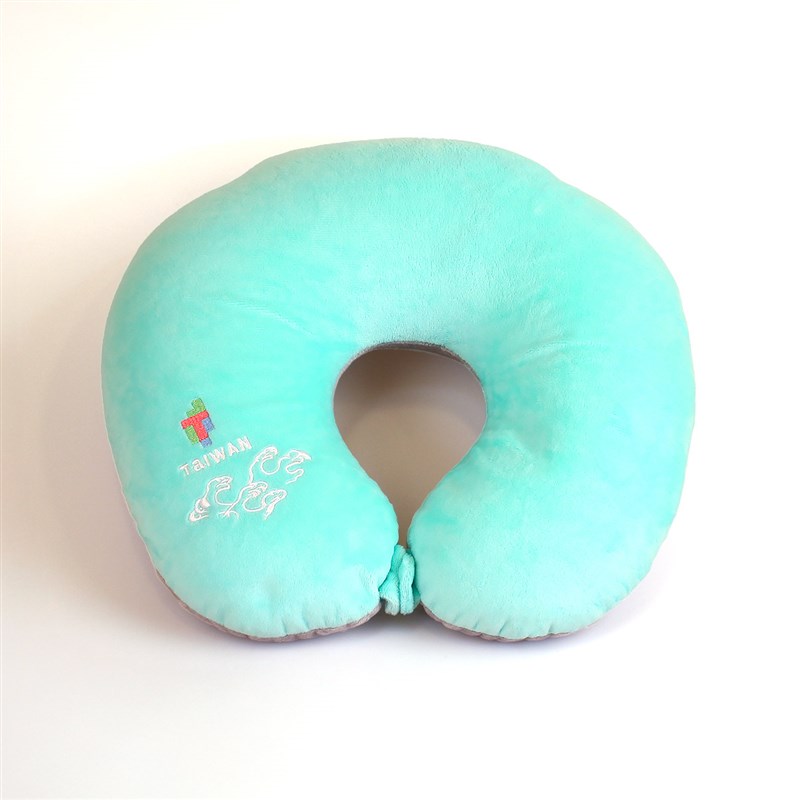 台湾本島をかたどった抱き枕はひっくり返すとネックピローに（写真＝故宮提供）