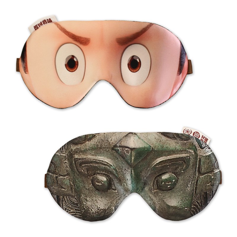 アイマスクには1960年代に人気を博した台湾漫画「諸葛四郎」がデザインされており、もう一面には、故宮の所蔵品「西周早期 召卣」がプリントされた。（写真＝故宮提供）