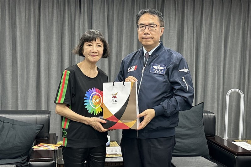 日台商務促進会の今角友美会長（左）と黄偉哲台南市長＝台南市政府提供