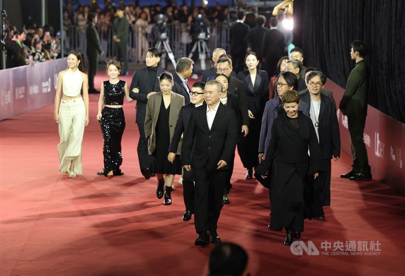 最多11部門にノミネートされた台湾映画「大濛」からは、チェン・ユーシュン（陳玉勳）監督（中央）や主要キャストのケイトリン・ファン（方郁婷）、ウィル・オー（柯煒林）、ジョウエムバーバー（9m88）らが出席した＝中央社記者張新偉撮影