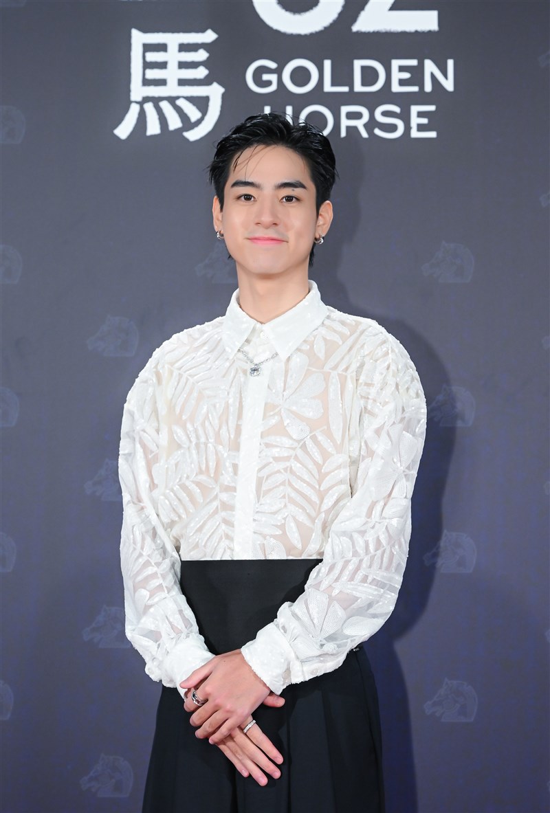 「失明」で新人俳優賞にノミネートされたジミー・リウ（劉敬）。透け感のある白シャツと黒のハイウエストパンツを合わせた王子様ルックで注目を集めた（台北金馬映画祭実行委員会提供）