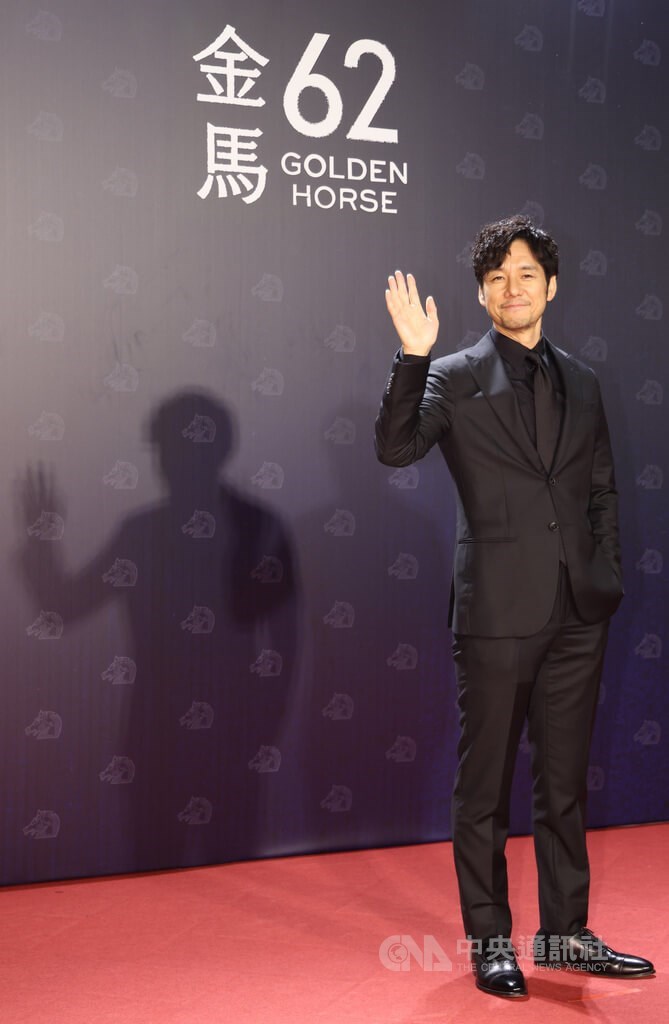 海外からのゲストとして、同じく「Dear Stranger」に出演した西島秀俊もレッドカーペットを歩いた。常にやさしい笑みを浮かべ、写真撮影やインタビューに応じていた＝中央社記者張新偉撮影