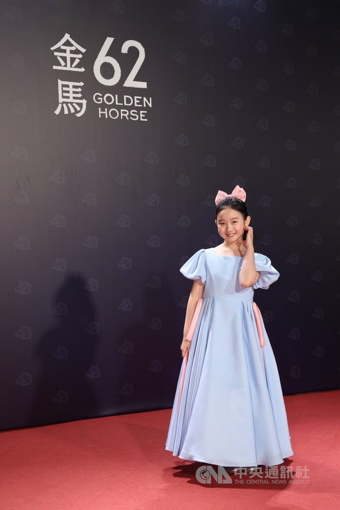 そのかわいらしさで会場をメロメロにしていたのは、台北の夜市で生きる母子の物語を描いた台湾映画「左撇子女孩」のニナ・イエ（葉子綺）。現在9歳のニナは水色を基調としてアクセントにピンクを取り入れたパステルカラーのドレスで登場。助演女優賞にノミネートされたニナは、デザイナーから「ポケットを作ったのはトロフィーを入れて持って帰るためだよ」と説明されたエピソードを明かし、満面の笑みを浮かべた＝中央社記者張新偉撮影