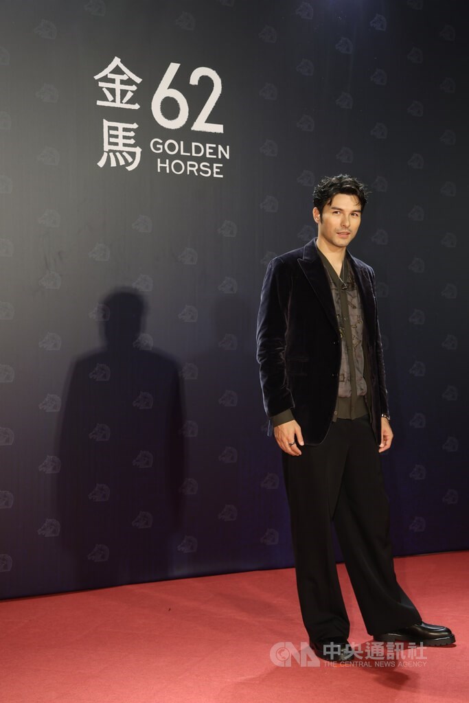 同じくプレゼンターとして出席したリディアン・ヴォーン（鳳小岳）はベルベットジャケットで大人の色気を醸し出した＝中央社記者張新偉撮影