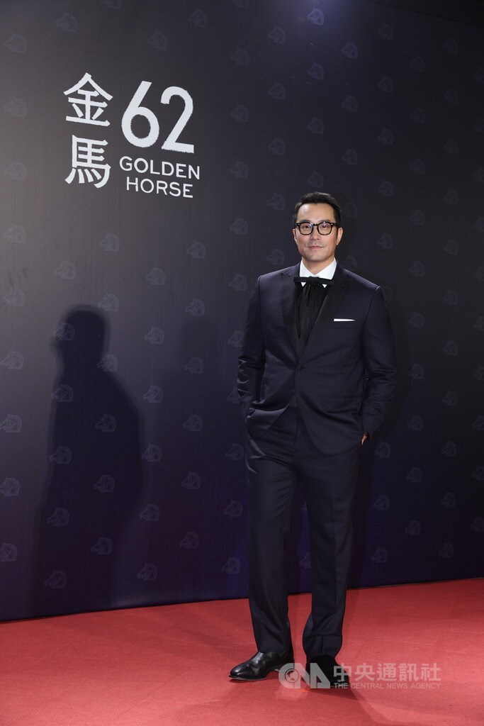 「深度安静」でアリエルの夫役を演じたチャン・シャオチュアン（張孝全）はダンディーな装いで大人の風格を見せた＝中央社記者呉家昇撮影