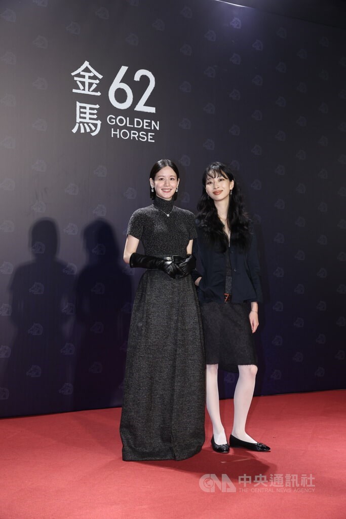 「ドライブ・マイ・カー」で脚光を浴びたソニア・ユアン（袁子芸＝左）は短編劇映画作品賞にノミネートされた「両個女導演」でイブ・リウ（柳依依＝右）監督と共に登場した＝中央社記者呉家昇撮影